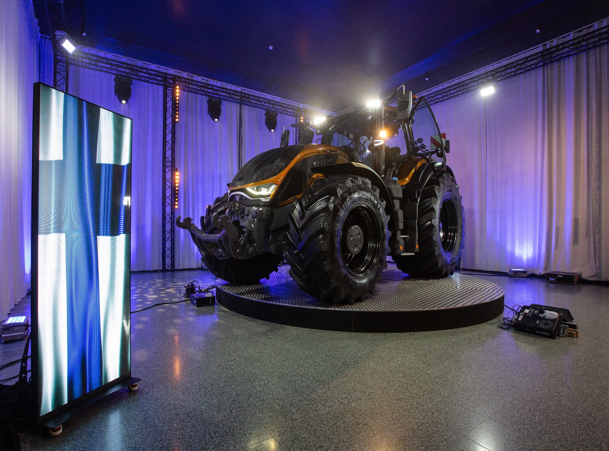 Valtra s serie low res 2